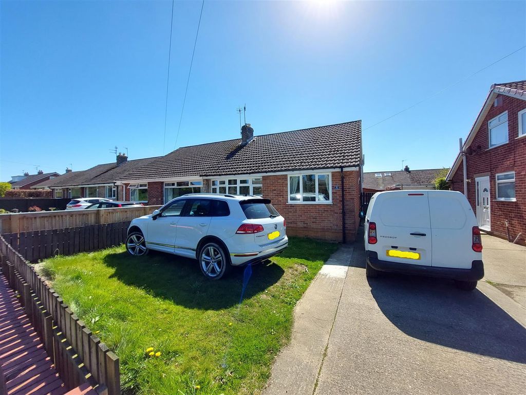1 bed semidetached bungalow for sale in West Garth, Cayton
