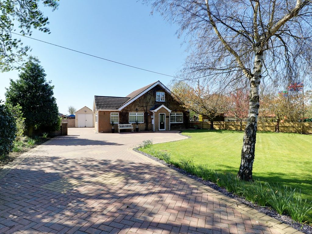 3 bed bungalow for sale in Brigg Road, Caistor, Market Rasen LN7, £