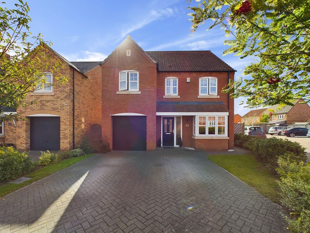 4 bed detached house for sale in Farrier Close, Kingswood, Hull HU7, £