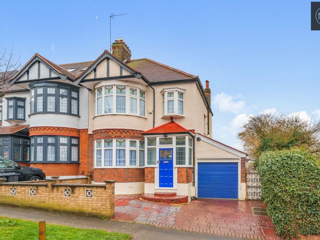 3 bed semidetached house for sale in Hillington Gardens, Woodford