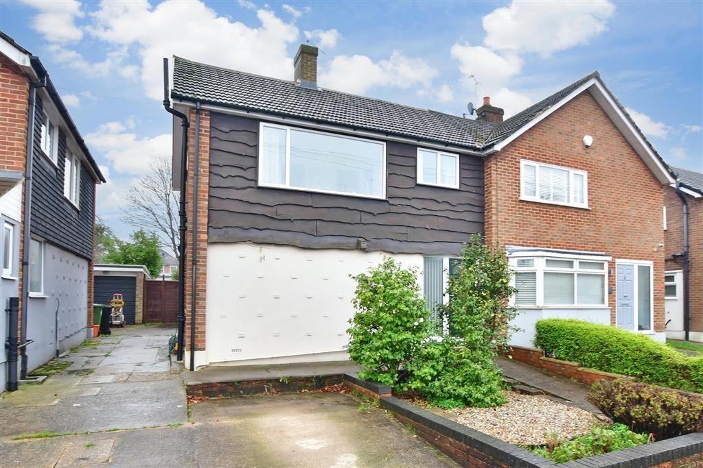 3 bed semidetached house for sale in Newlands Road, Billericay, Essex