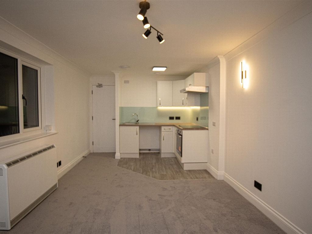 1 bed flat to rent in Eversfield Place, St. LeonardsOnSea TN37, £850