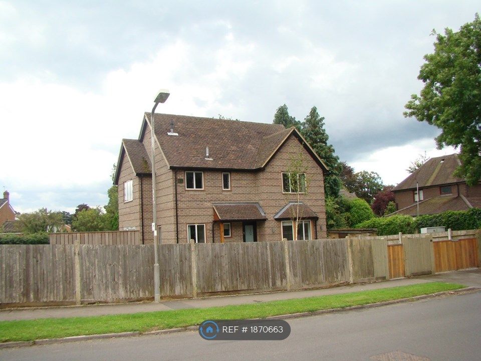 3 bed detached house to rent in Sandelswood End, Beaconsfield HP9, £