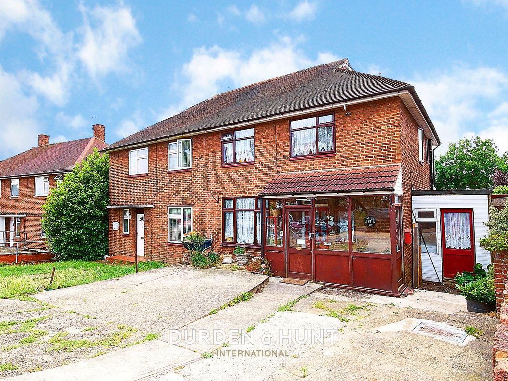 4 bed semidetached house for sale in Leyburn Crescent, Romford RM3