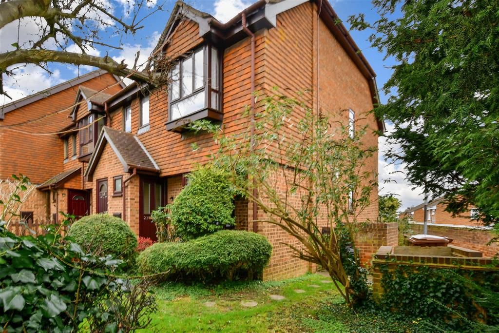 1 bed flat for sale in Woodstock Road, Strood, Rochester, Kent ME2, £