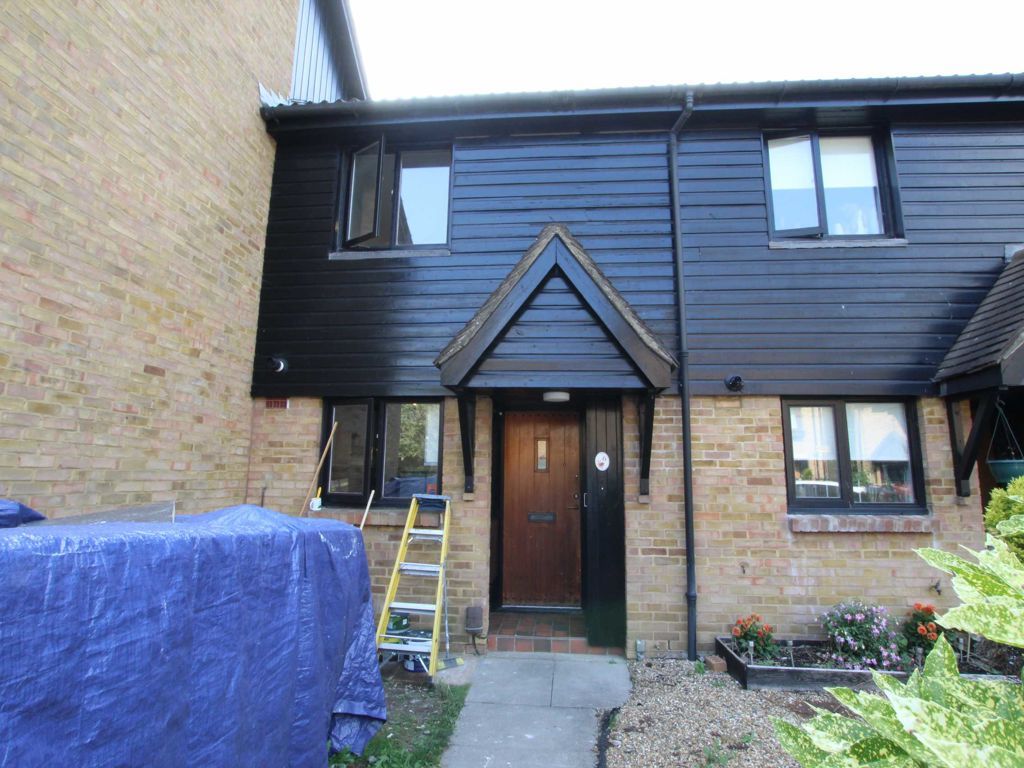 2 bed flat to rent in Beagle Close, Feltham TW13, £1,800 pcm Zoopla
