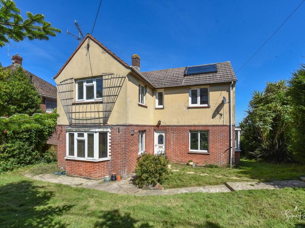 4 bed detached house for sale in Alvington Road, Newport PO30, £450,000 Zoopla