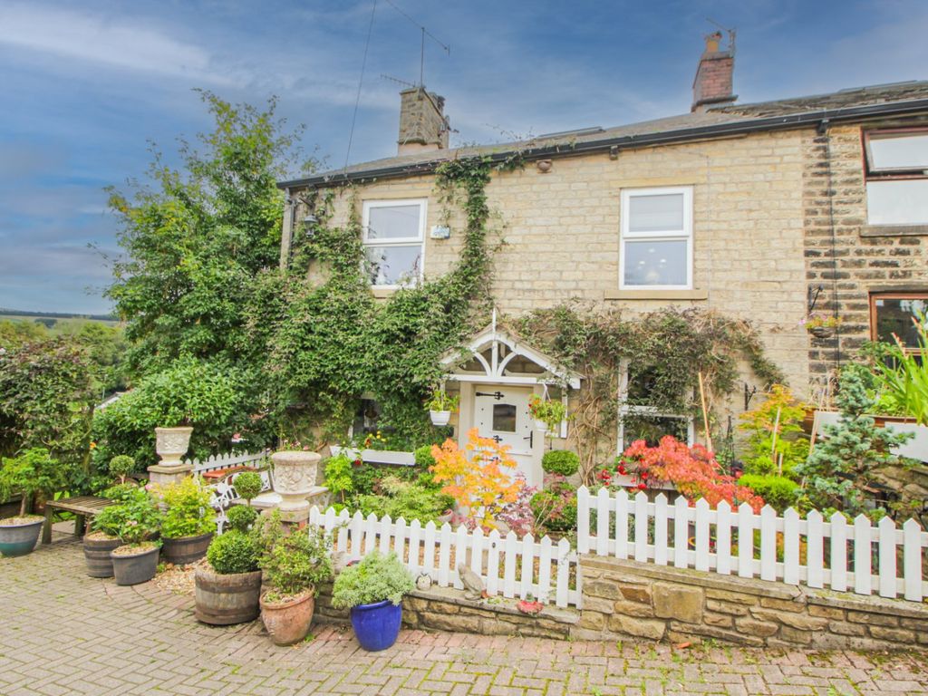 3 bed end terrace house for sale in Cross Cliffe, Glossop, Derbyshire