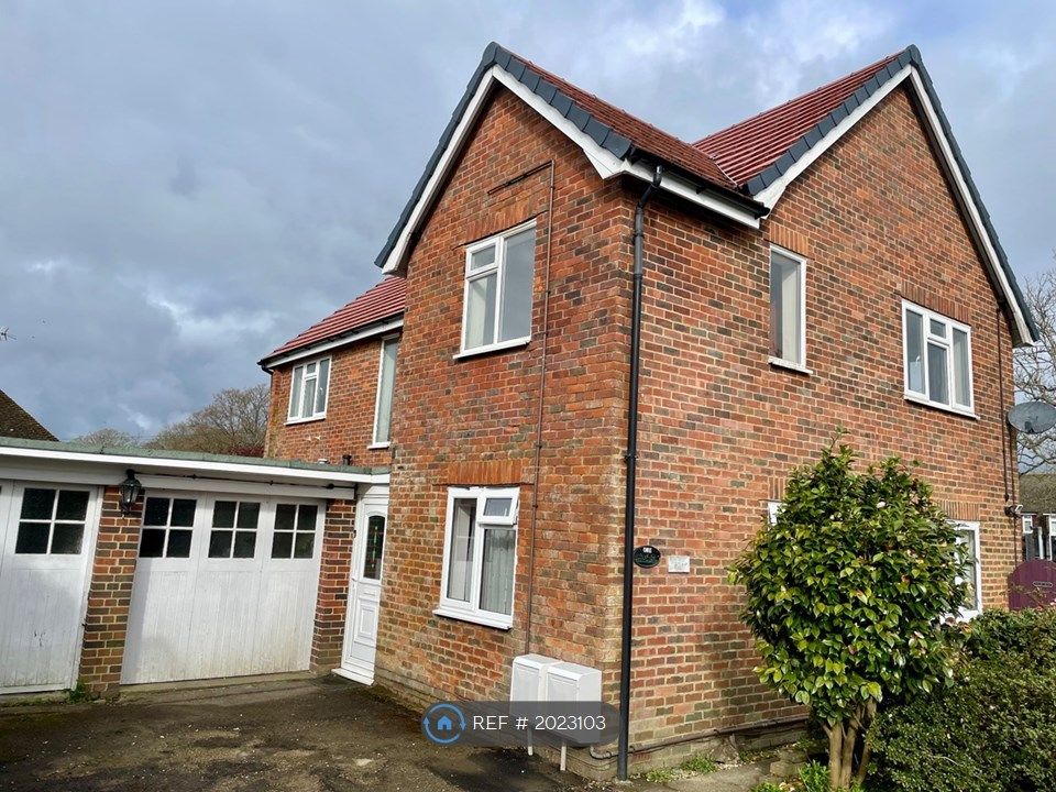 2 bed flat to rent in Tollgates, Battle TN33, £1,175 pcm Zoopla