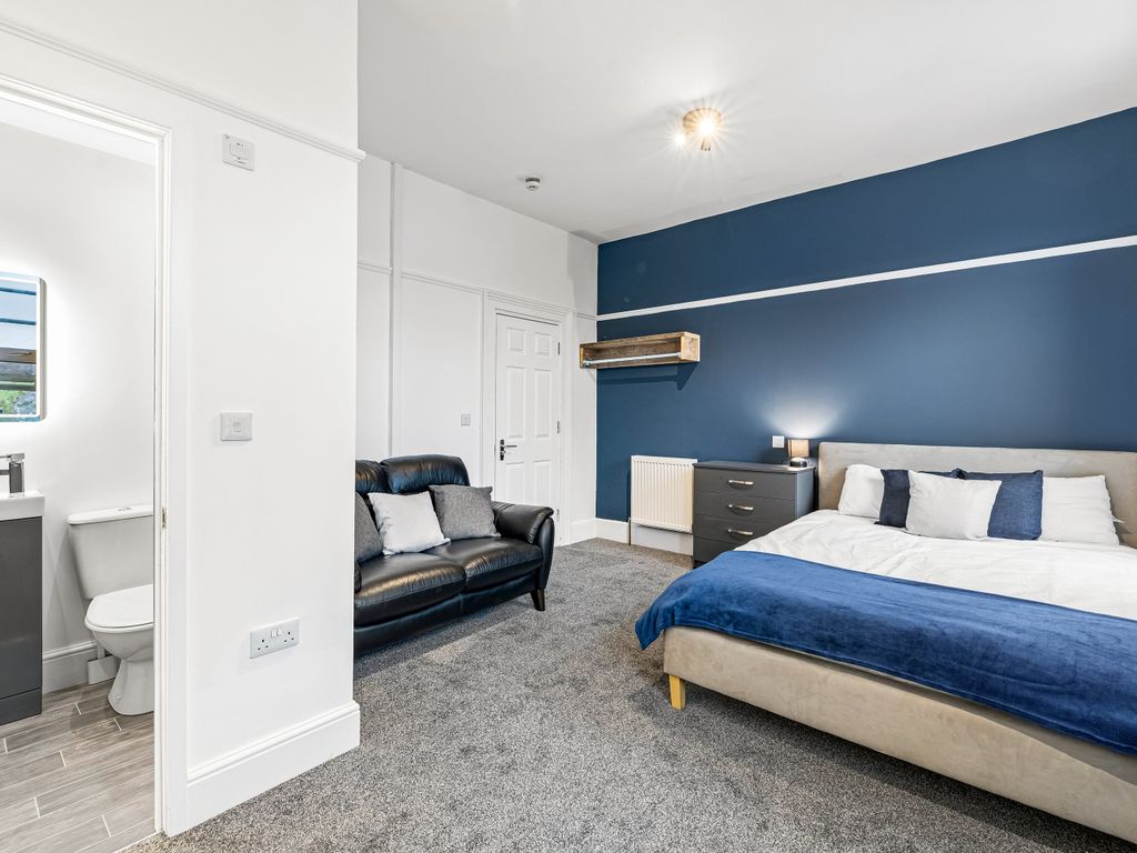 Room to rent in 62 Bayswater Road, Stonehouse, Plymouth PL1, £700 pcm