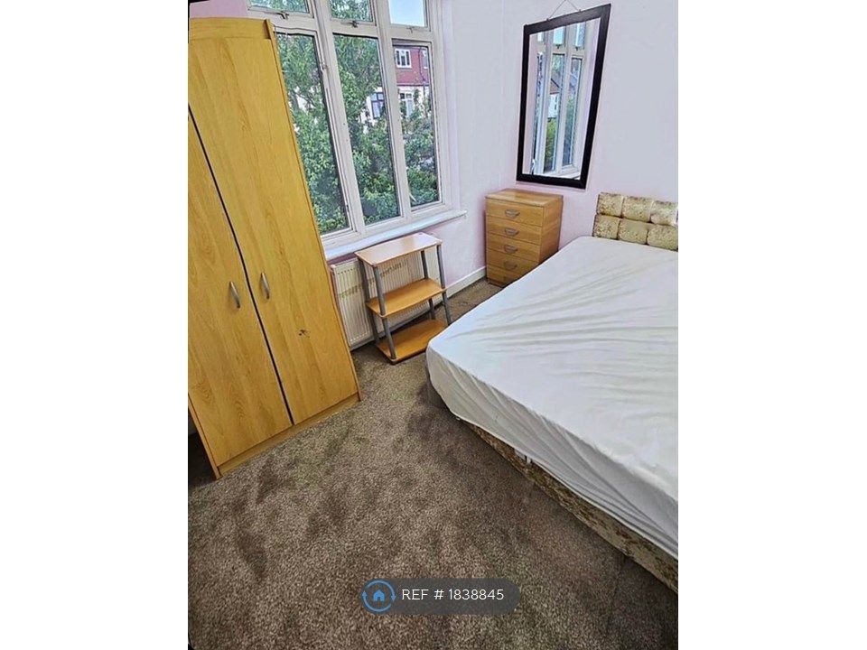 Room to rent in Thornton Road, Ilford IG1, £690 pcm Zoopla