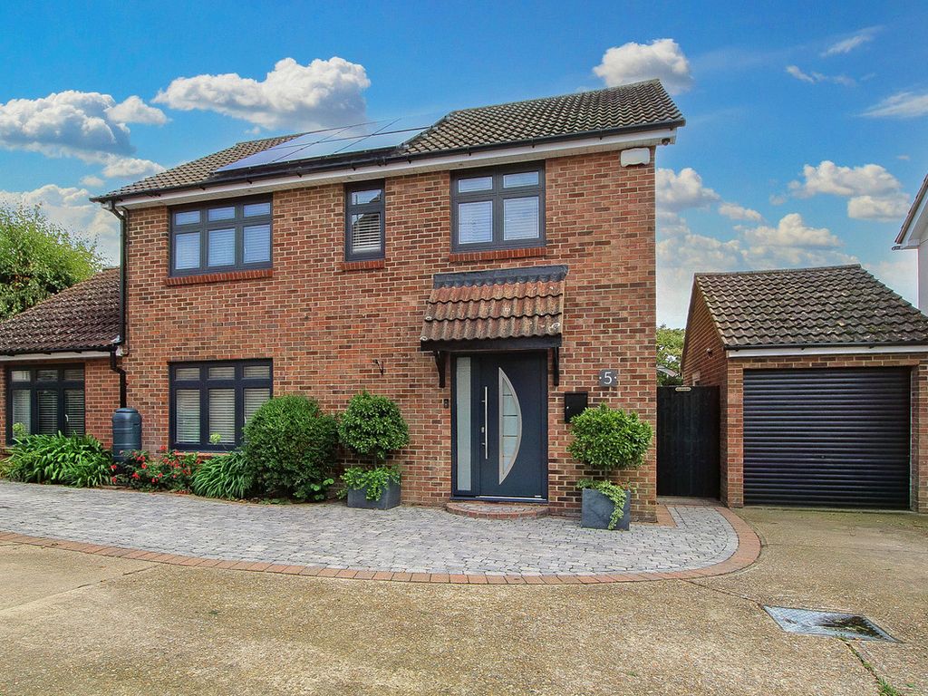 4 bed detached house for sale in Mountfields, Basildon SS13, £600,000