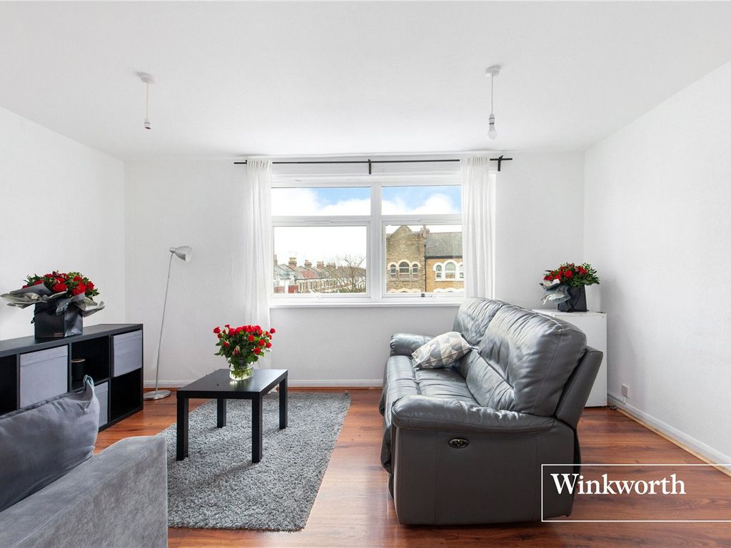 3 bed flat for sale in Viceroy Close, East End Road, London N2, £