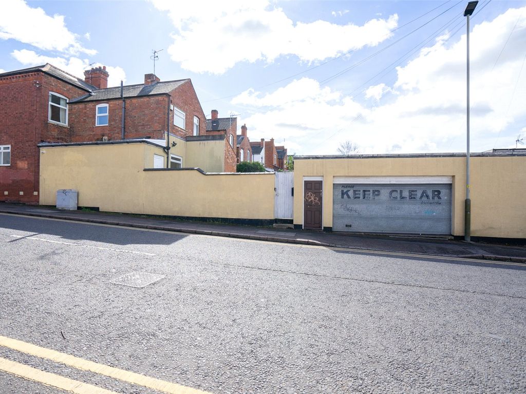 2 bed terraced house for sale in Welford Road, Leicester LE2, £275,000