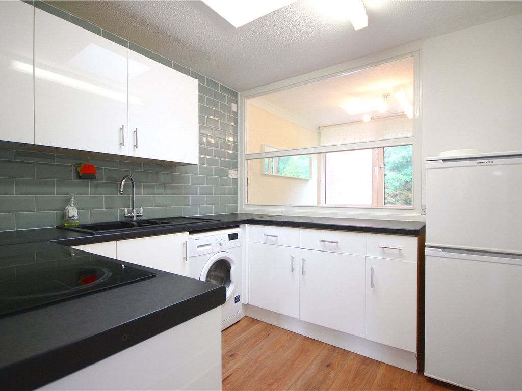 2 bed flat to rent in Westacre Close, Westbury On Trym, Bristol BS10, £