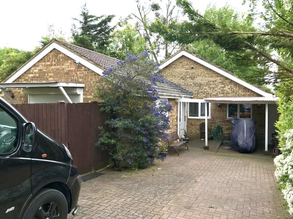 3 bed bungalow for sale in Kent Close, Well End, Borehamwood WD6, £
