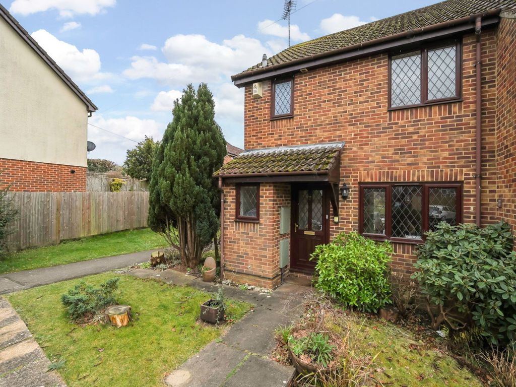 3 bed end terrace house for sale in Trout Road, Haslemere GU27, £