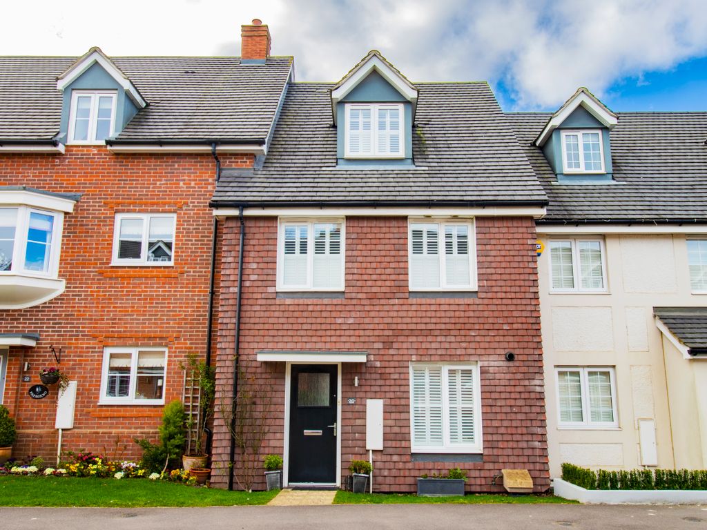 3 bed town house for sale in Jubilee Drive, Church Crookham, Fleet GU52