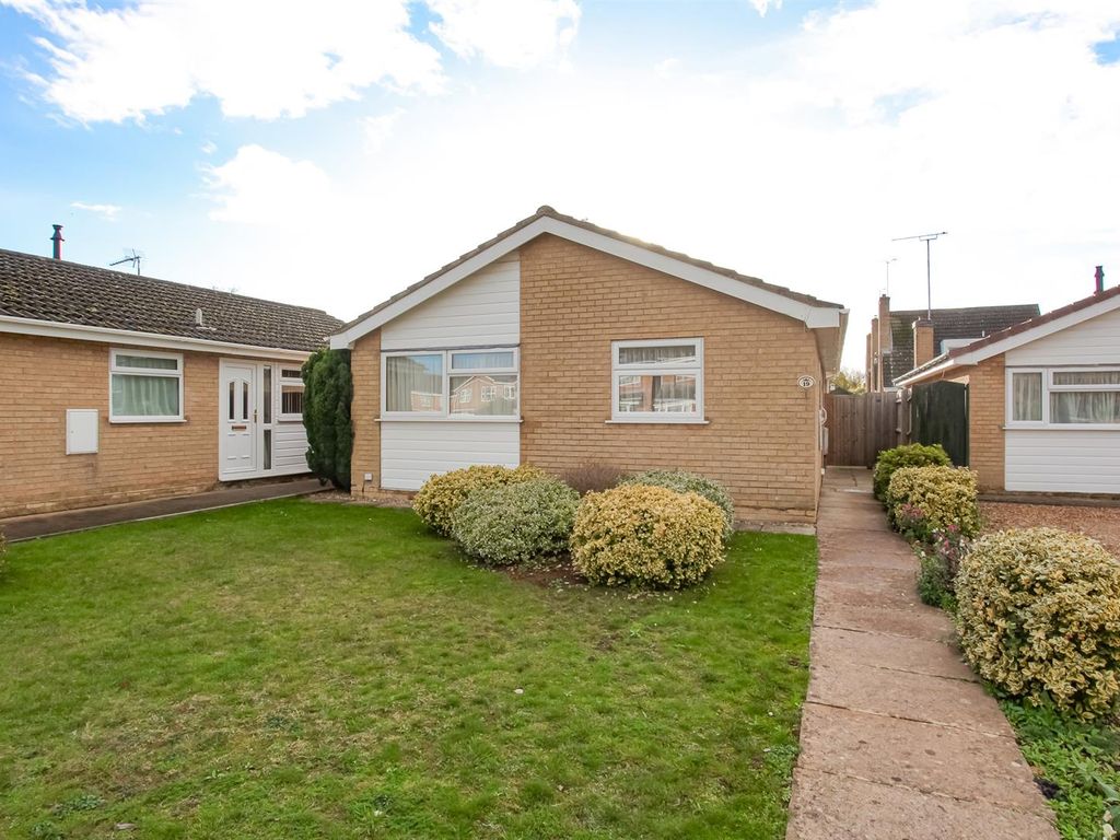 3 bed detached bungalow for sale in Chatsworth Drive, Banbury OX16, £