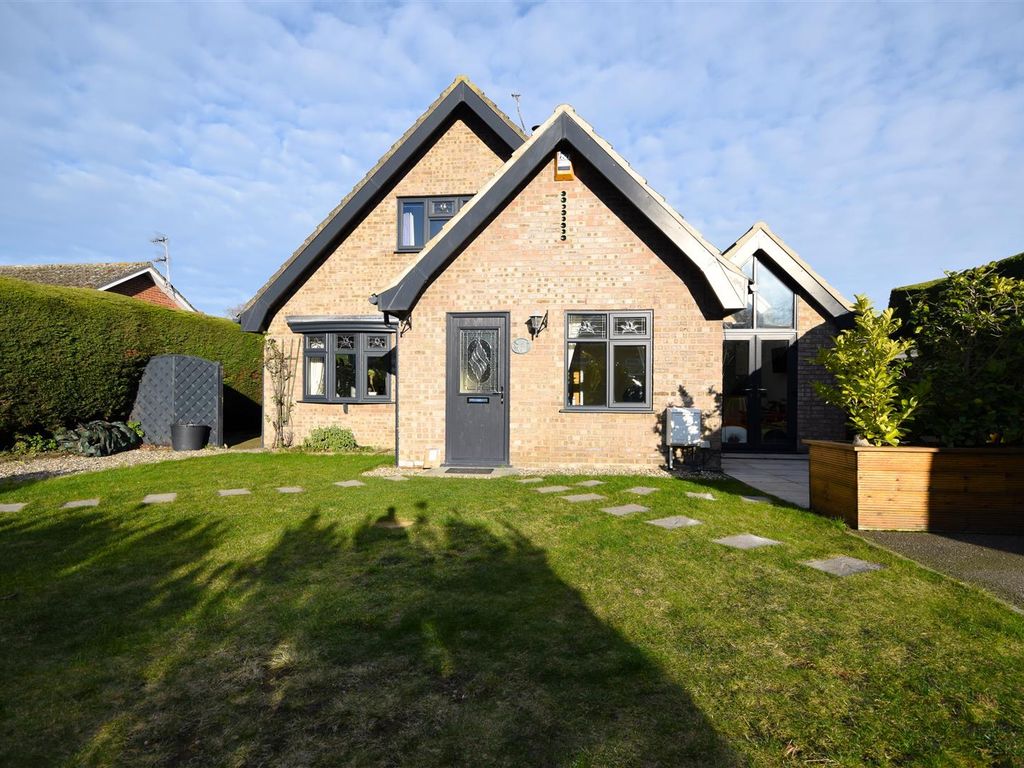 4 bed detached bungalow for sale in North Cove, Beccles NR34, £650,000