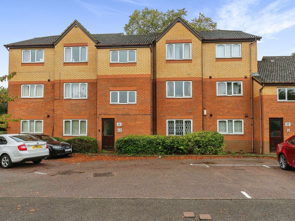 1 bed flat for sale in Simpson Close, Leagrave, Luton, Bedfordshire LU4