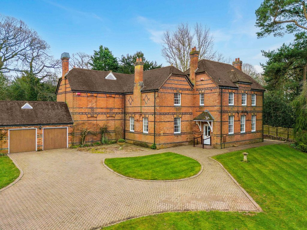 4 bed semidetached house for sale in The Fosse Eathorpe, Warwickshire