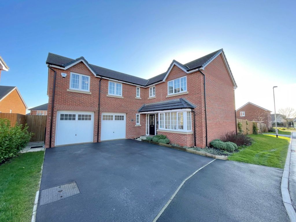 5 bed detached house for sale in Galway Close, Thornton FY5, £435,000