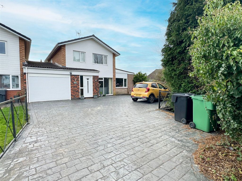 3 bed link detached house for sale in Lynbrook Close, Hollywood B47, £