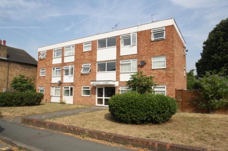 1 bed flat to rent in Richmond Road, StainesUponThames, Surrey TW18