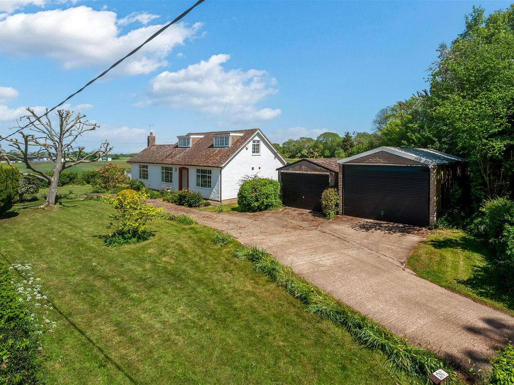 5 bed detached bungalow for sale in New Street Road, Meopham, Gravesend