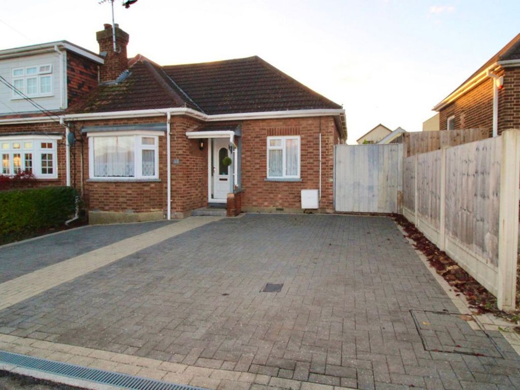 2 bed bungalow to rent in Brackendale Avenue, Basildon SS13, £1,400 pcm