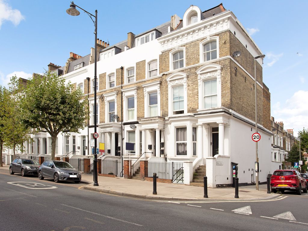 2 bed flat to rent in St John's Hill, Clapham Junction, London SW11