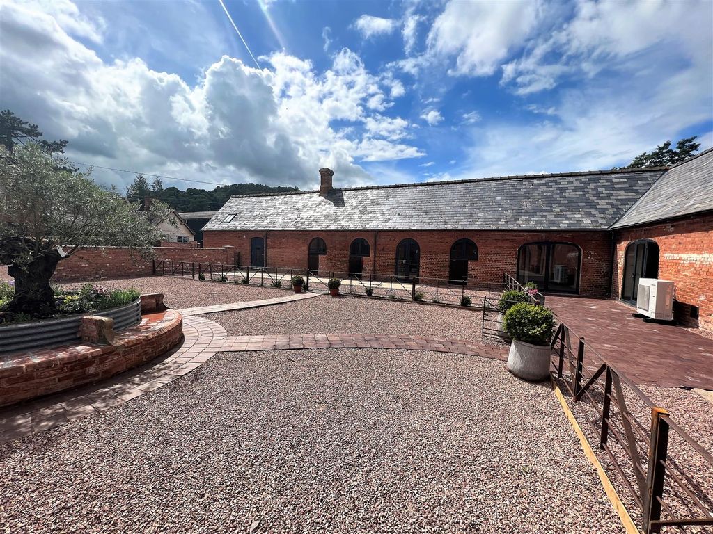 4 bed barn conversion to rent in Ross Road, Huntley, Gloucester GL19