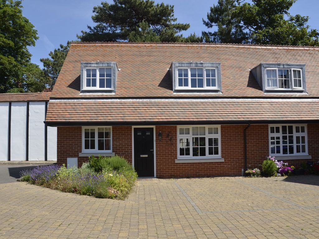 3 bed mews house for sale in Cranmer Cliff Gardens, Maybush Lane