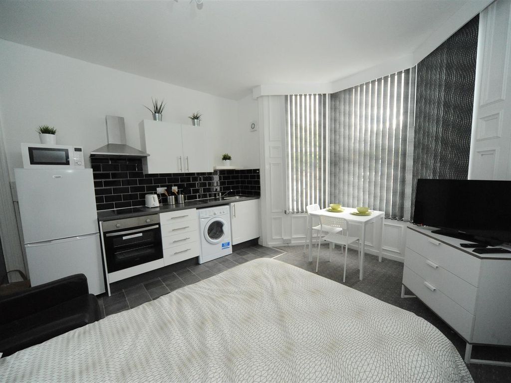 1 bed flat to rent in 2325 The Crescent, Middlesbrough, Yorkshire TS5, £303 pcm Zoopla