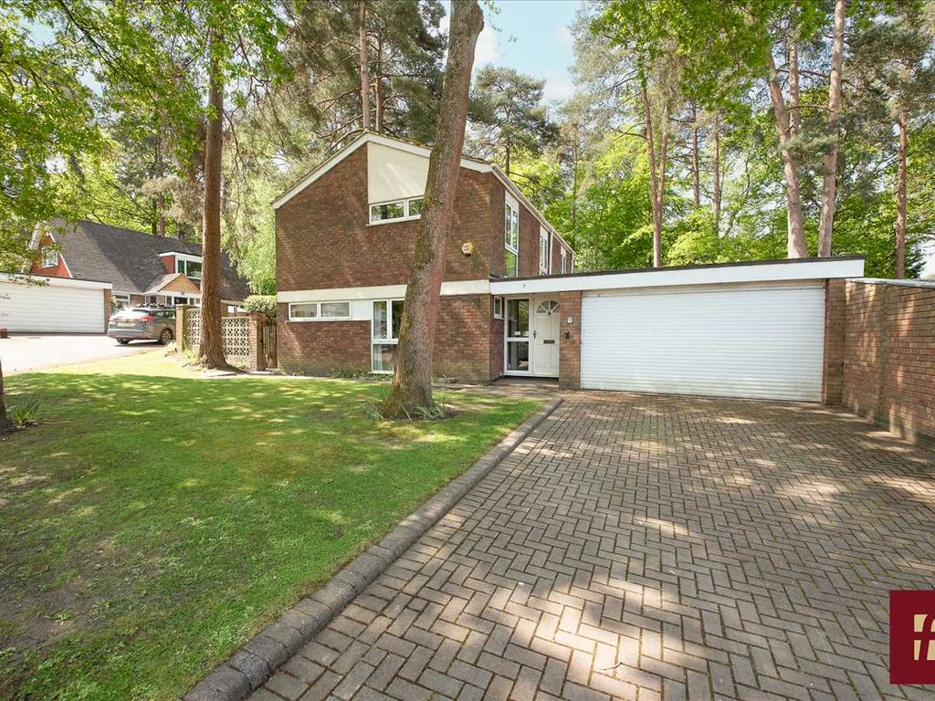 4 bed detached house for sale in Salamanca, Crowthorne RG45, £675,000