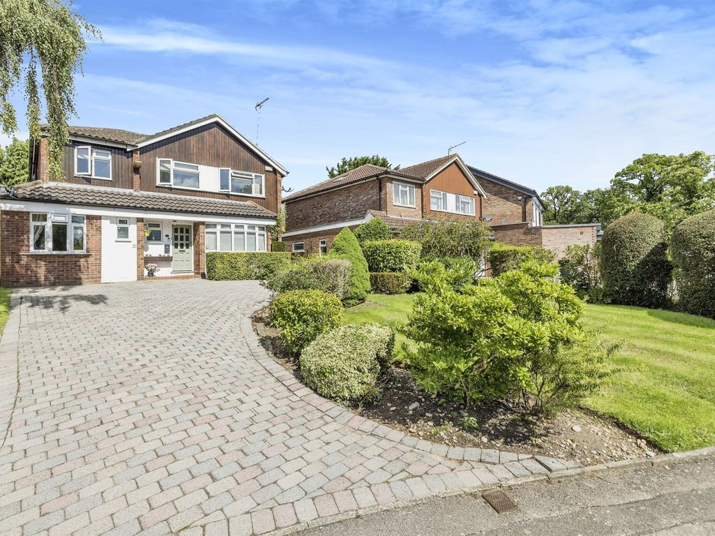 4 bed detached house for sale in Magnaville Road, Bushey Heath, Bushey