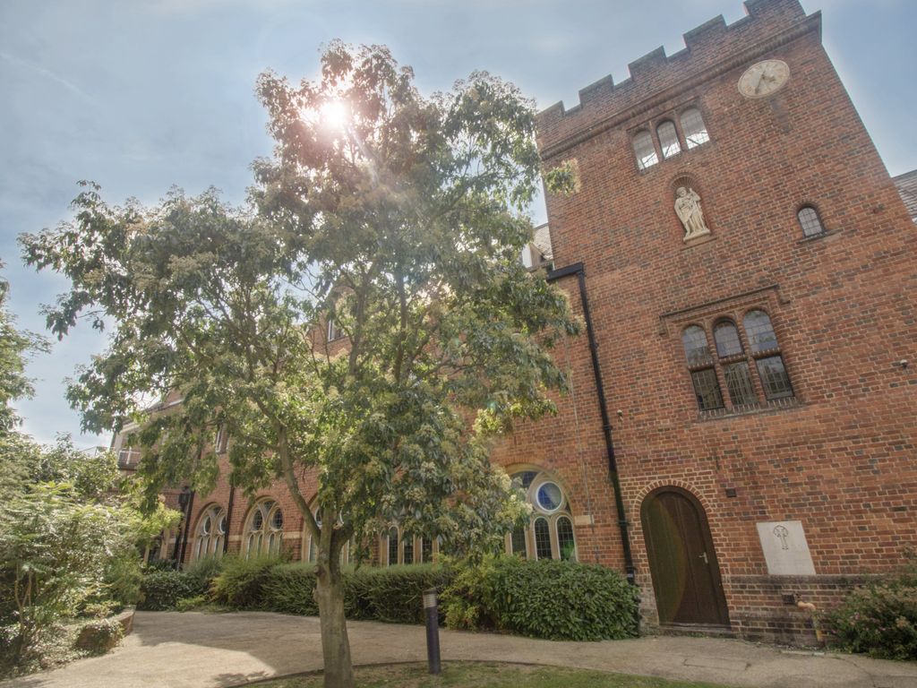 2 bed flat to rent in Convent Court EPC E, Hatch Lane, Windsor SL4, £