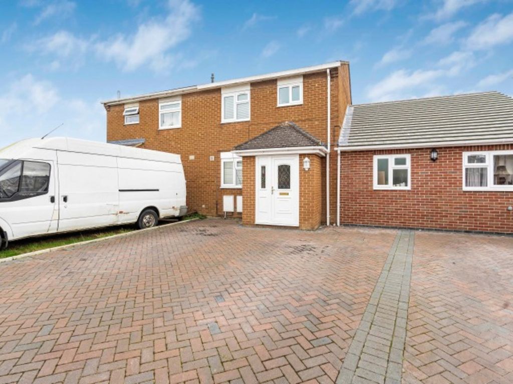 4 bed terraced house for sale in Fernhill Close, Kidlington OX5, £