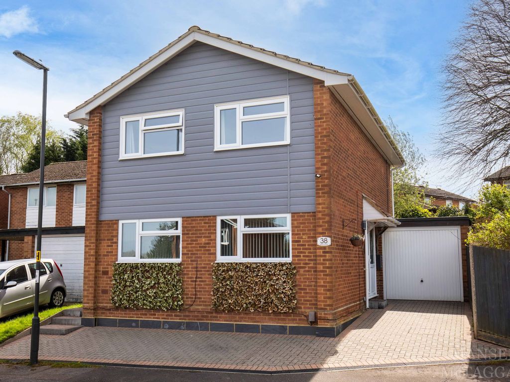 4 bed detached house for sale in Kelso Close, Worth RH10, £525,000 Zoopla