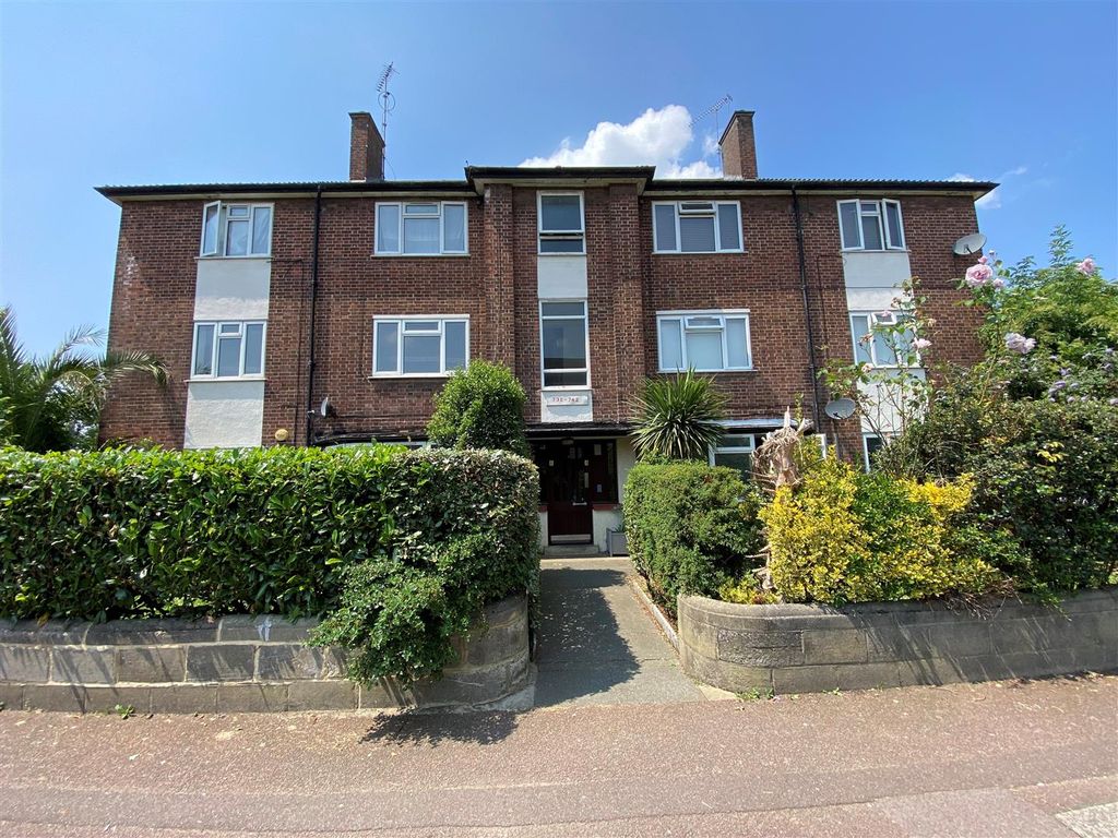 2 bed for sale in Dagenham Road, Dagenham RM10, £225,000