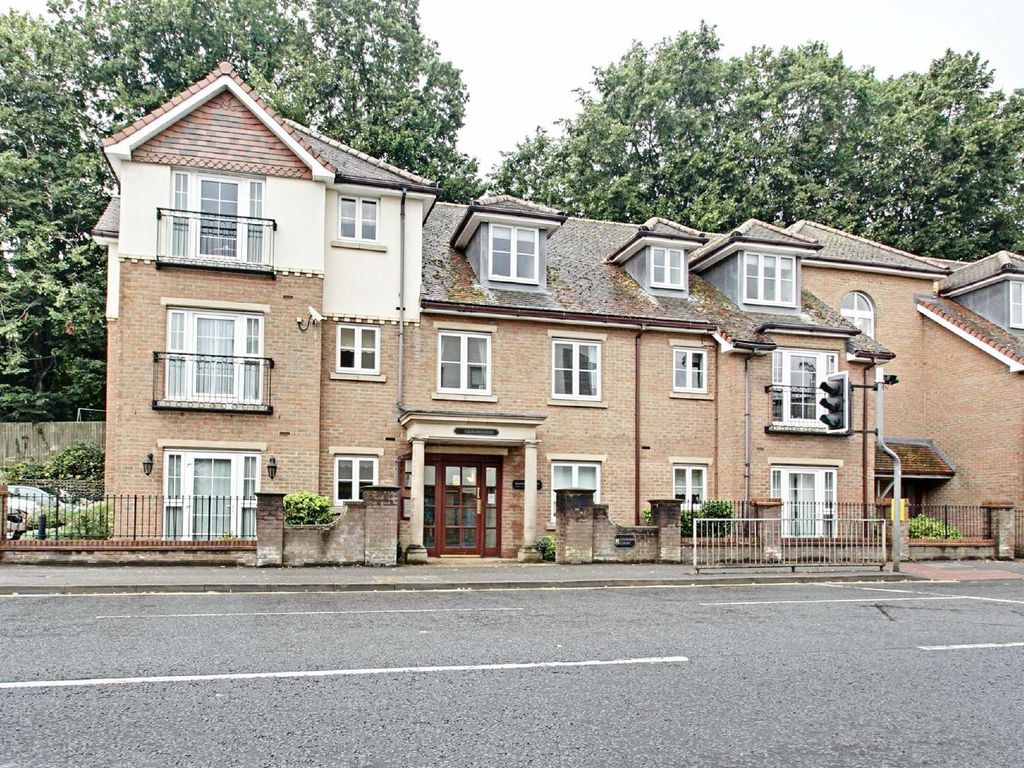 1 bed flat for sale in Gilhams Court, High Street, Berkhamsted HP4, £