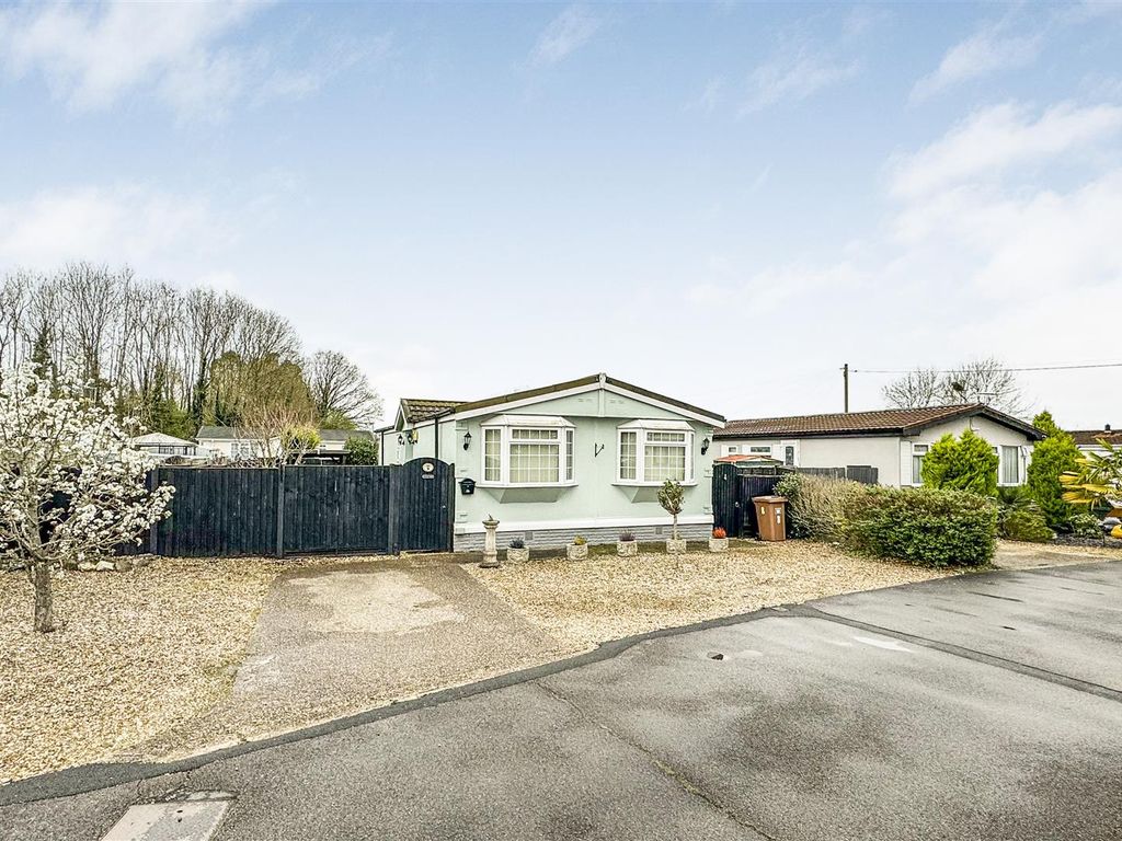 3 bed mobile/park home for sale in Cranbourne Hall, Winkfield, Windsor