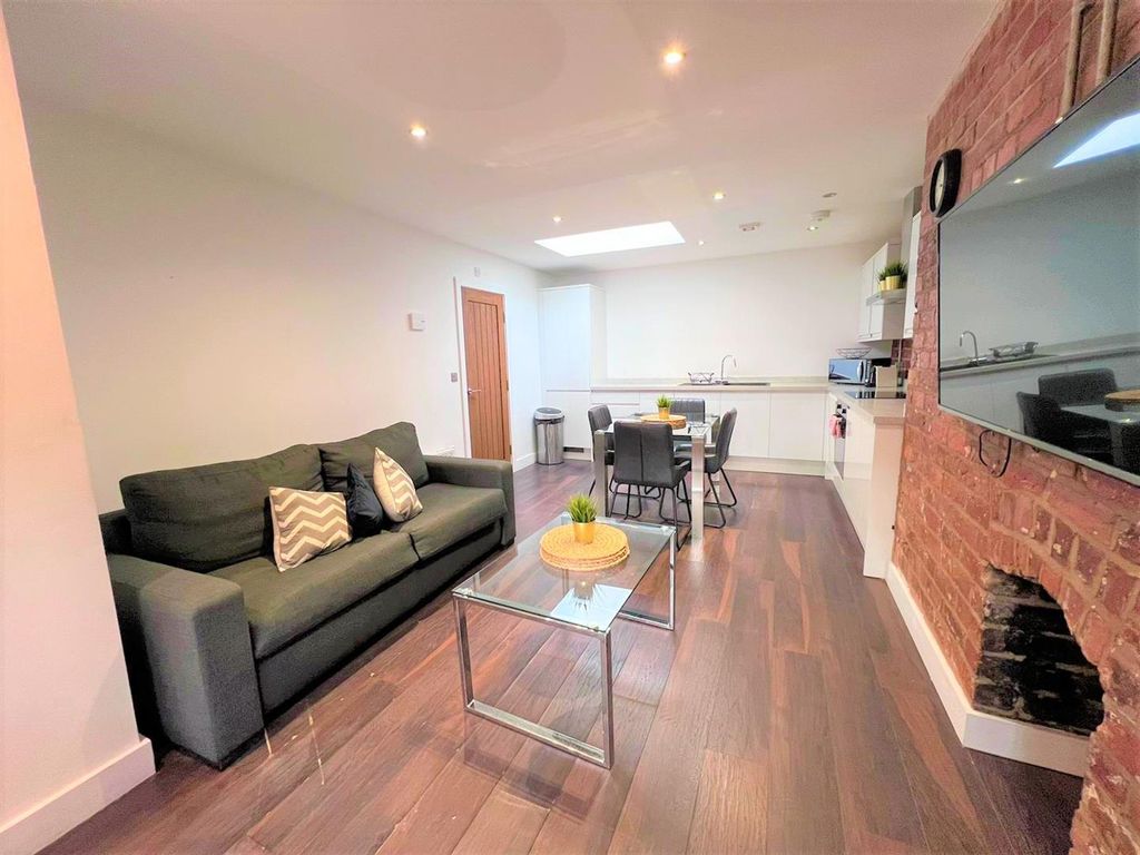 44 Castle Street, City Centre L2  