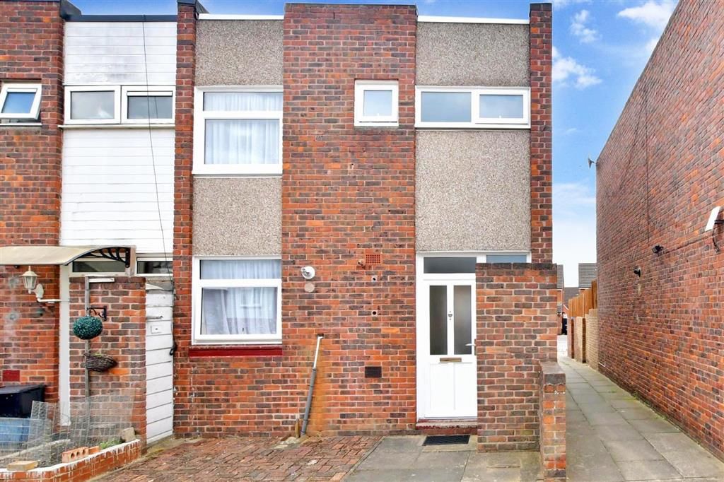 3 bed end terrace house for sale in Friston Path, Chigwell, Essex IG7