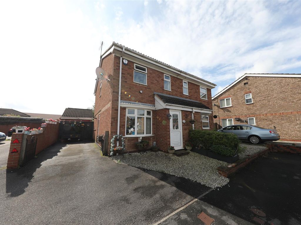 2 bed semidetached house for sale in The Queensway, Hull HU6, £125,000