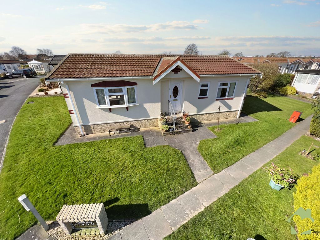 2 bed mobile/park home for sale in The Avenue, Wyre Vale Park, Garstang