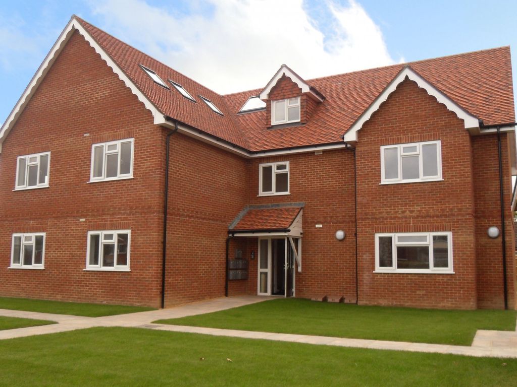 2 bed flat to rent in Elm Road, Earley, Reading, Berkshire RG6, £1,350