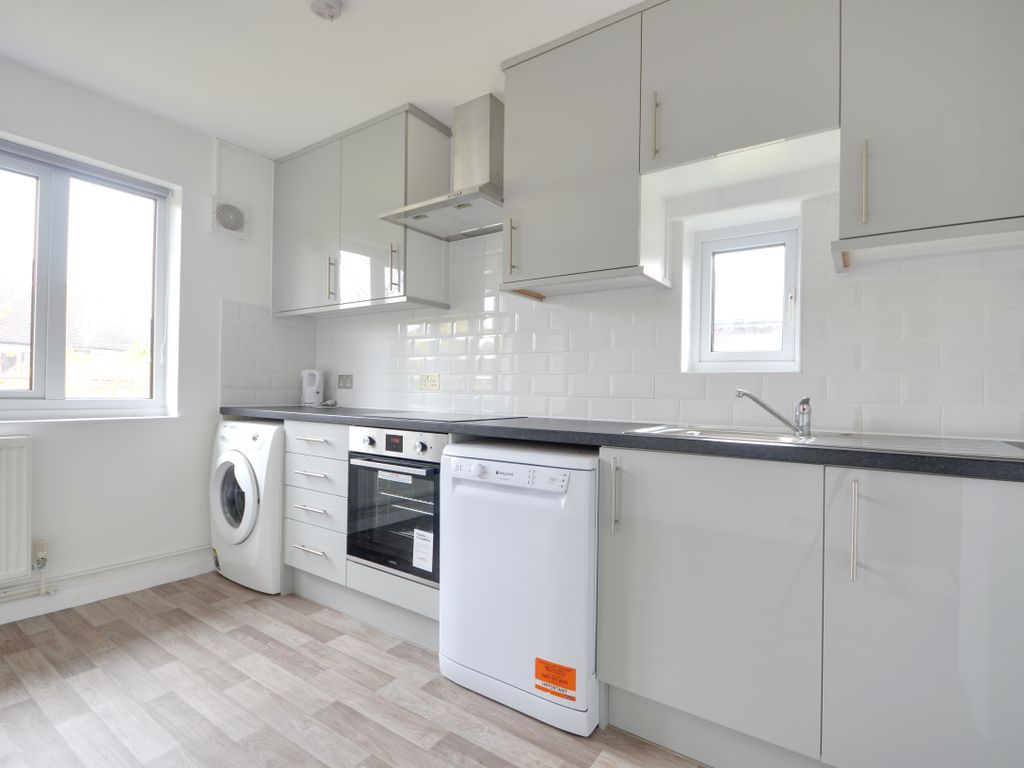 2 bed to rent in Green Lawns, Ruislip Manor, Ruislip HA4, £