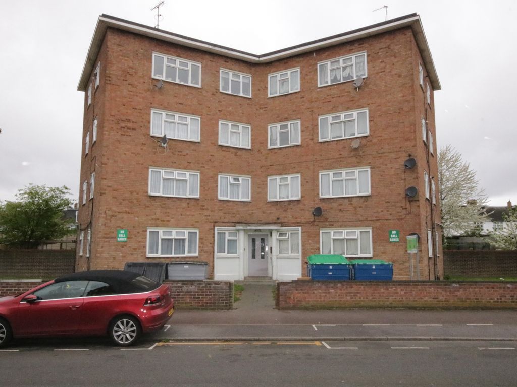 2 bed flat for sale in Bradfield Drive, Barking, Essex IG11, £225,000